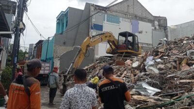 "Proses pembongkaran rumah Ahmad Sahroni pasca penjarahan telah berlangsung sebulan lebih, dimulai sejak 10 Oktober. Dua ekskavator dikerahkan ratakan lahan."