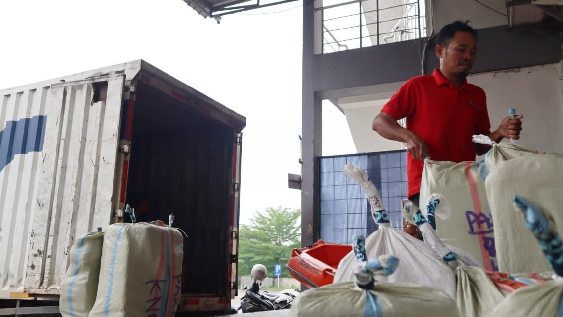 Proses pengangkutan bantuan logistik dan peralatan yang berada di Gudang Logistik Bandara Kualanamu, Medan, Sumatera Utara, Jumat (28/11/2025).