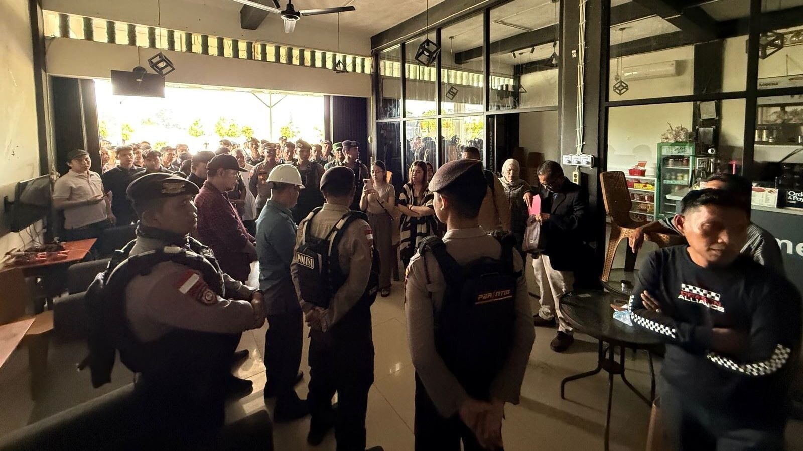 Proses pengosongan bangunan ruko Warung Kopi DM di Balai Karangan, Sanggau