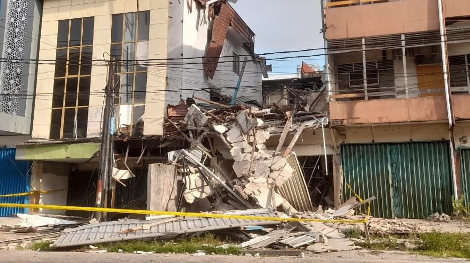 Puing-puing bangunan ruko yang roboh di Jalan Sisingamangaraja, Pontianak. Wali Kota Edi Kamtono meminta pemilik bangunan tua diawasi secara ketat. (Foto: Istimewa)