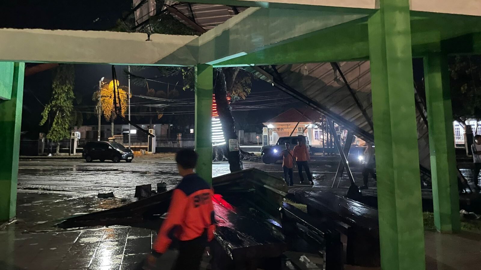 Puluhan rumah dan bangunan terdampak bencana angin puting beliung yang terjadi di Kabupaten Lampung, pada Rabu (5/11). Sumber Foto: BPBD Kabupaten Lampung