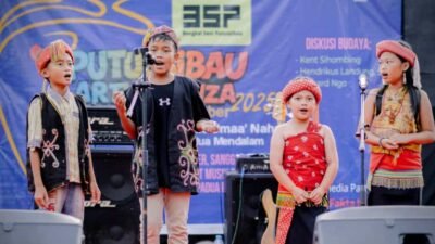"Puluhan anak menarikan Tari Hudoq membuka Putussibau Artvaganza 2025 di Padua Mendalam. Acara oleh Bengkel Seni Putussibau ini juga diisi pameran dan Pojok Tato."