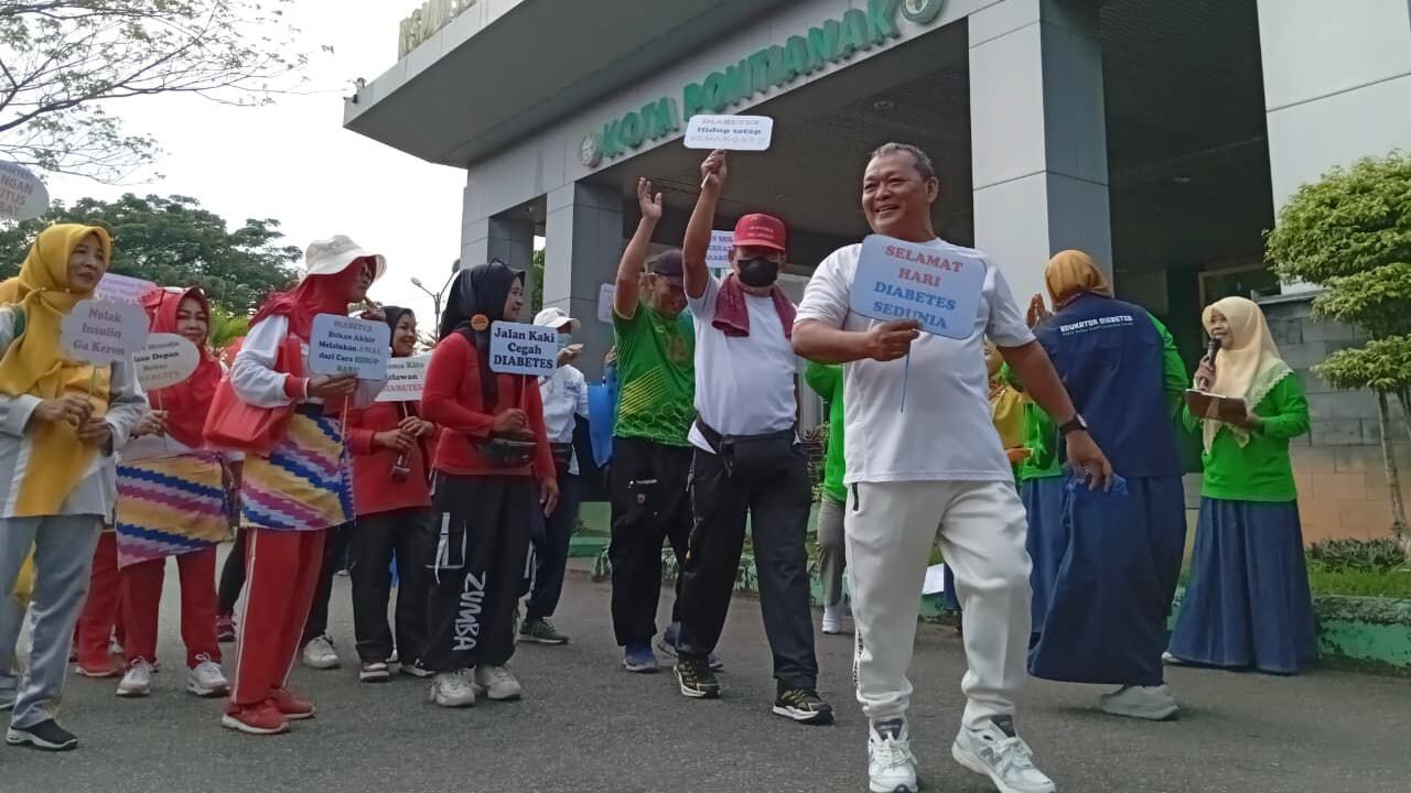 RSUD SSMA Kota Pontianak menggelar jalan sehat dalam rangka peringatan Hari Diabetes Sedunia atau World Diabetes Day (WDD) 2025.