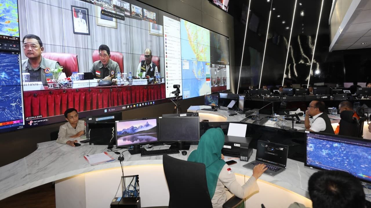 Suasana Rapat Tingkat Menteri membahas Percepatan Penanganan Bencana Banjir dan Tanah Longsor di wilayah Provinsi Aceh, Sumatera Utara dan Sumatera Barat di ruang Pusdalops, Graha BNPB, Jakarta pada Jumat (27/11).