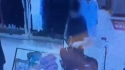 Tangkapan layar rekaman CCTV yang memperlihatkan detik-detik pria diduga oknum polisi saat mengambil iPhone di meja kasir Planet Surf Bulukumba, Sabtu (15/11/2025).