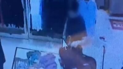 Tangkapan layar rekaman CCTV yang memperlihatkan detik-detik pria diduga oknum polisi saat mengambil iPhone di meja kasir Planet Surf Bulukumba, Sabtu (15/11/2025).