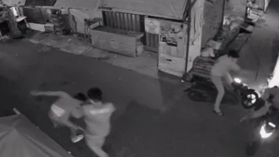 Rekaman kamera pengawas (CCTV) seorang Hansip di Cakung Barat, Jakarta Timur yang tewas tertembak dua pelaku pencurian sepeda motor, Sabtu (8/11/2025). (Dok. Ist)