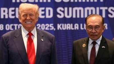 "PM Anwar Ibrahim serukan de-eskalasi penuh usai Thailand-Kamboja kembali saling tembak. Malaysia, yang dihubungi Trump, siap fasilitasi damai. "