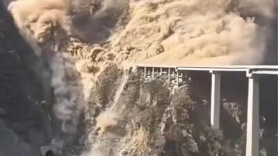 "Jembatan Hongqi ditutup Senin (10/11) karena retakan dan pergeseran tanah, sebelum akhirnya ambruk akibat longsor pada Selasa (11/11), dekat lokasi PLTA besar."