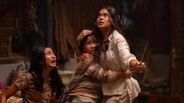 "Review film zombi Indonesia 'Abadi Nan Jaya' (The Elixir) dari Kimo Stamboel. Sebuah tontonan brutal yang memukau secara artistik dan produksi, meski lemah di aspek cerita."