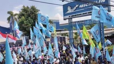 Ribuan buruh KSPSI menggelar aksi demonstrasi menolak PHK massal di depan pabrik PT Multistrada Arah Sarana (Michelin) di Cikarang, Senin (3/11/2025).