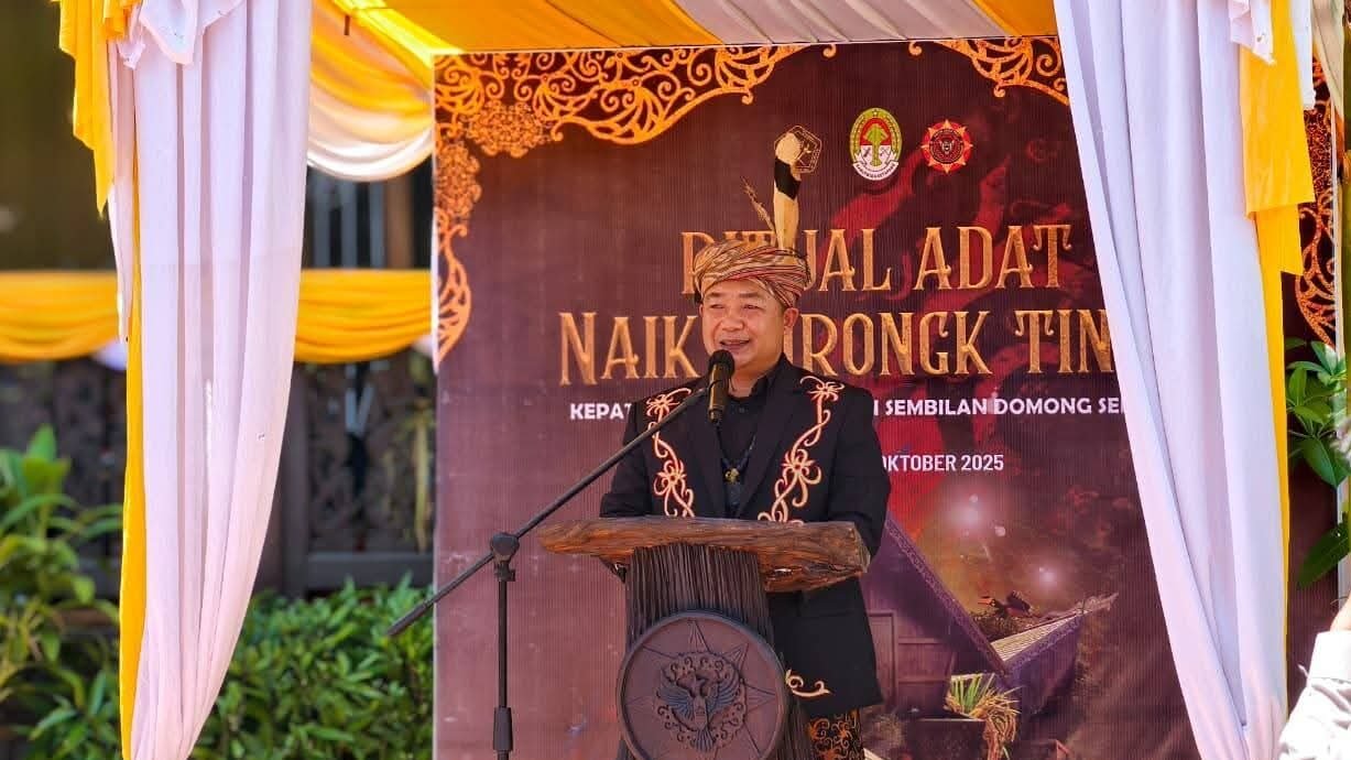 "Bupati Ketapang Alexander Wilyo menggelar ritual adat Naik Jurung Tinggi sebagai simbol persatuan dan menjaga martabat. Simak makna tradisi luhur Dayak ini."