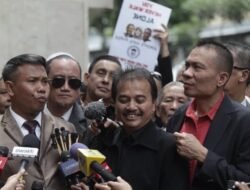 Roy Suryo Ditemani Dokter Tifa Diperiksa: Nasib Ditahan atau Tidak di Kasus Ijazah Jokowi?