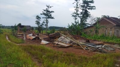 Kerusakan rumah warga akibat angin kencang di Kabupaten Pesawaran, Provinsi Lampung, Senin (3/11). Foto: HO/Faktakalbar.id