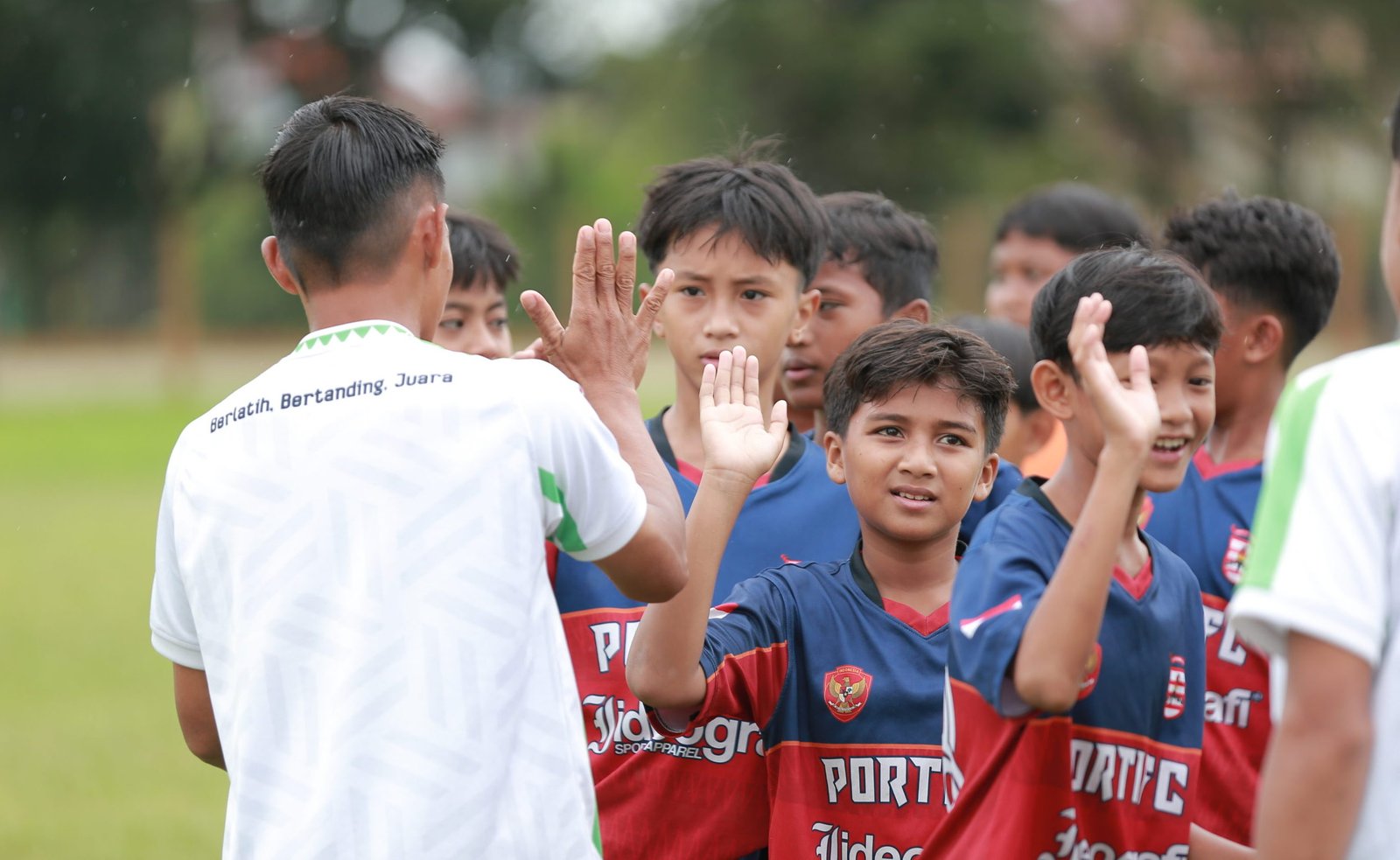 "Sebanyak 80 tim usia dini akan berlaga di SalingJaga Soccer Championship (SJSC) Regional Kalbar di Stadion UNTAN, 20-23 November 2025. Juara akan wakili Kalbar ke seri nasional."