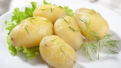 "Penderita asam lambung bingung cari sarapan? Cek 5 alternatif nasi yang mengenyangkan dan aman untuk lambung, mulai dari oatmeal hingga ubi jalar."