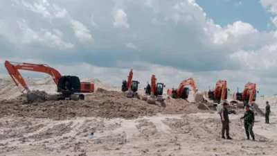 Petugas Satgas PKH saat mengamankan deretan alat berat ekskavator yang disita dari lokasi tambang ilegal di Desa Perlang, Kecamatan Lubuk Besar, Bangka Tengah, Minggu (22/11/2025).