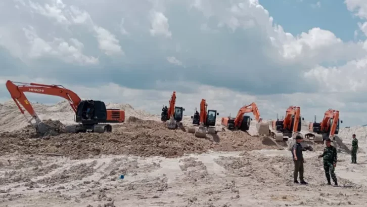 Petugas Satgas PKH saat mengamankan deretan alat berat ekskavator yang disita dari lokasi tambang ilegal di Desa Perlang, Kecamatan Lubuk Besar, Bangka Tengah, Minggu (22/11/2025).