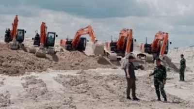 Petugas Satgas PKH saat mengamankan deretan alat berat ekskavator yang disita dari lokasi tambang ilegal di Desa Perlang, Kecamatan Lubuk Besar, Bangka Tengah, Minggu (22/11/2025).