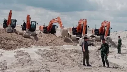 Petugas Satgas PKH saat mengamankan deretan alat berat ekskavator yang disita dari lokasi tambang ilegal di Desa Perlang, Kecamatan Lubuk Besar, Bangka Tengah, Minggu (22/11/2025).