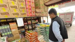 Personel Satgas Pangan Polres Kubu Raya bersama instansi terkait saat melakukan pengecekan stok dan harga beras di salah satu toko sembako di Pasar Kuala Dua, Selasa (18/11/2025).