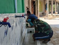 Satgas TMMD Kodim 1208/Sambas Bersihkan Tempat Wudhu Masjid Jamuatul Muslimin Hasil Program TMMD