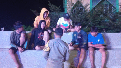 Kapolsek Delta Pawan, Chepry Perahera, saat melakukan patroli dialogis dan memberikan imbauan kamtibmas kepada anak muda di sebuah kafe di Ketapang. (Dok. Polsek Delta Pawan)