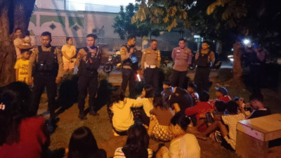 Sejumlah petugas Patroli Samapta Polda Kalbar memberikan arahan kepada sekumpulan anak yang diamankan di Taman Perum 2 Pontianak pada malam hari. (Dok. HO/Faktakalbar.id)
