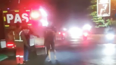 Petugas pemadam kebakaran (damkar) mengamankan lokasi dan membersihkan tumpahan solar di Jalan Ampera, Pontianak, pada malam hari. (Dok. Ist)