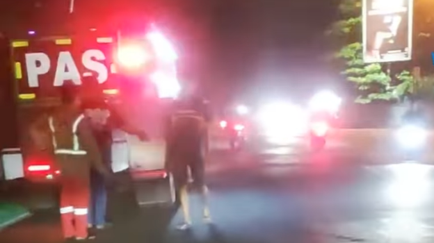 Petugas pemadam kebakaran (damkar) mengamankan lokasi dan membersihkan tumpahan solar di Jalan Ampera, Pontianak, pada malam hari. (Dok. Ist)