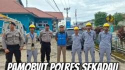 personel Polres Sekadau sedang melakukan pengawalan dan pengamanan kegiatan P2TL PT PLN ULP Sekadau. (Dok. HO/Faktakalbar.id)