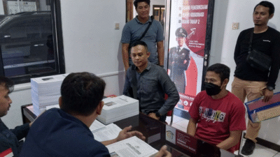 Tersangka korupsi APBDes Semongan, Sekdes SB, saat diserahkan oleh penyidik Tipidkor Polres Sanggau ke Kejaksaan Negeri Sanggau. (Dok. HO/Faktakalbar.id)