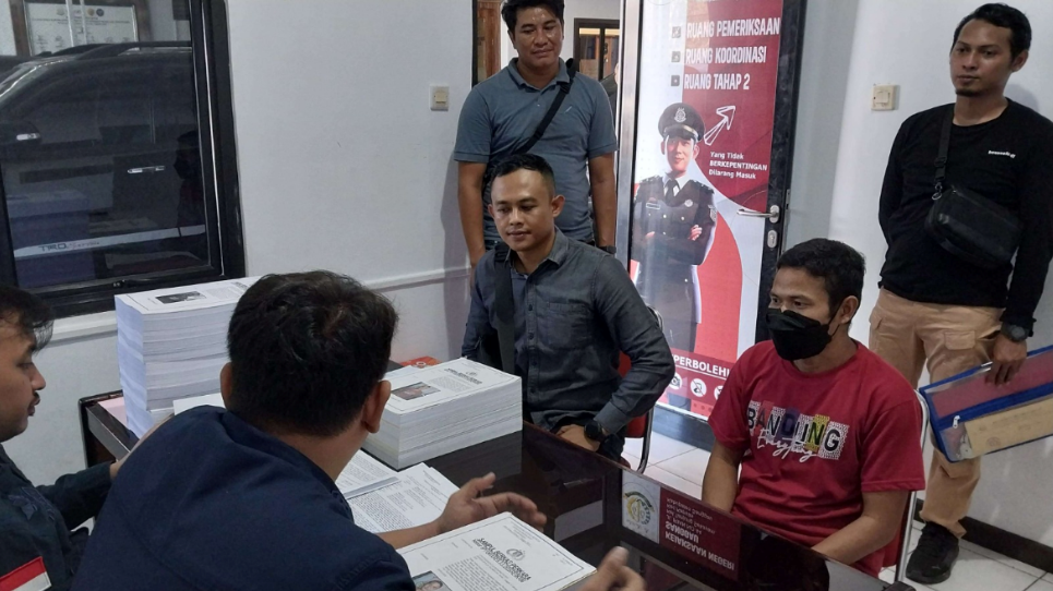 Tersangka korupsi APBDes Semongan, Sekdes SB, saat diserahkan oleh penyidik Tipidkor Polres Sanggau ke Kejaksaan Negeri Sanggau. (Dok. HO/Faktakalbar.id)