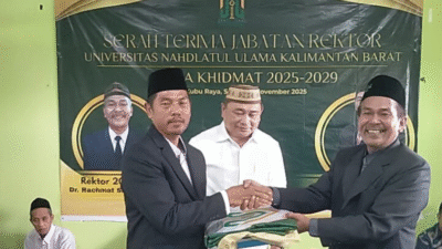 Prof Sukino (kiri), Rektor baru, Muhajirin Yanis Ketua BPP (tengah), Rachmat Saputra rektor lama (kanan) usai serah terima jabatan di Aula M Zeet Hamdy Assovie Kampus UNU Kalbar. (Dok. HO/Faktakalbar.id)