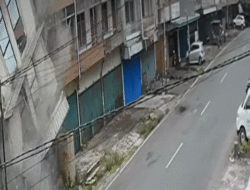 Terekam CCTV, Ruko Kosong Puluhan Tahun di Sisingamangaraja Tiba-tiba Ambruk