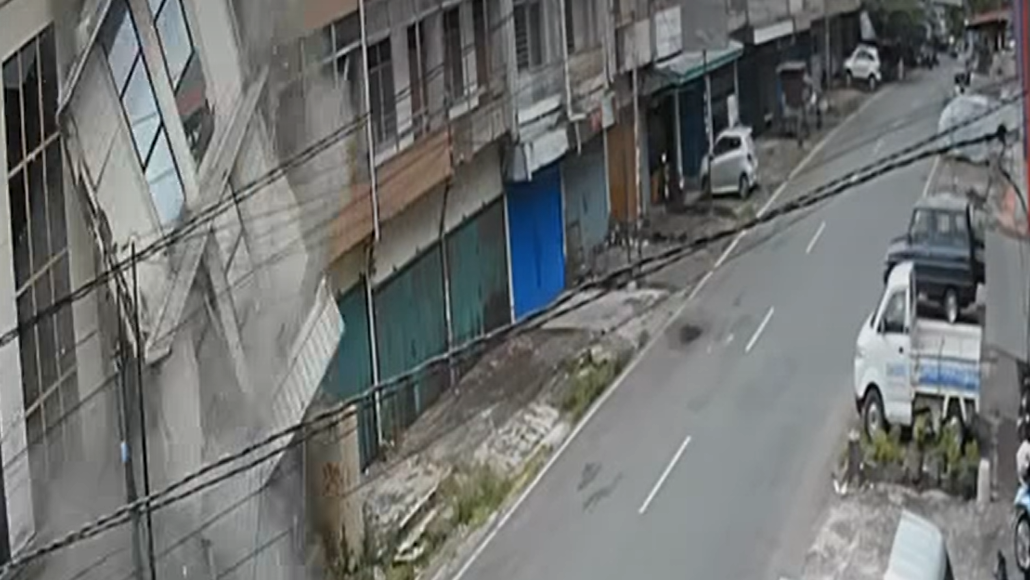Tangkapan layar rekaman CCTV yang menunjukkan detik-detik bangunan ruko 3 lantai yang telah kosong puluhan tahun di Jalan Sisingamangaraja, Pontianak, ambruk. (Dok. Ist)