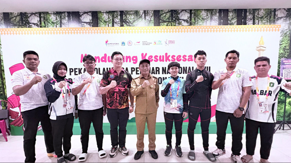 Wakil Gubernur Kalbar Krisantus Kurniawan (tengah) berfoto bersama empat atlet menembak Kalbar dan pelatih di Lapangan Tembak Senayan, Jakarta, saat POPNAS 2025. (Dok. HO/Faktakalbar.id)
