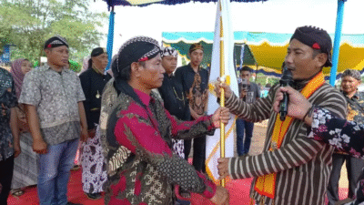 prosesi pelantikan Pengurus DPC Paguyuban Jawa Kecamatan Sungai Laur masa bakti 2025-2030 oleh Ketua DPRD Ketapang. (Dok. HO/Faktakalbar.id)