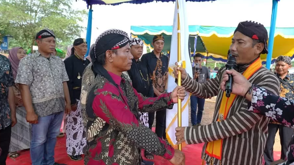 prosesi pelantikan Pengurus DPC Paguyuban Jawa Kecamatan Sungai Laur masa bakti 2025-2030 oleh Ketua DPRD Ketapang. (Dok. HO/Faktakalbar.id)