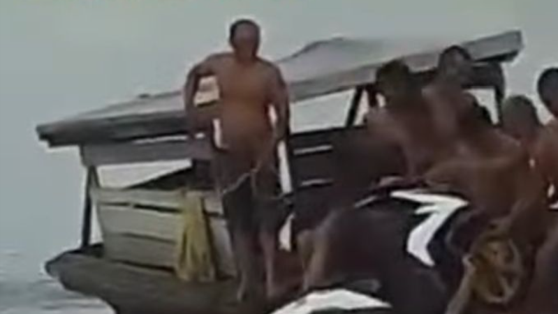 Suasana evakuasi sepeda motor oleh sejumlah warga dari kapal motor yang tenggelam di penyeberangan Sungai Raya, Kubu Raya. (Dok. Ist)