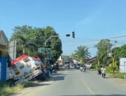 Mobil Tangki Terperosok ke Parit di Jalan YC Oevang Oeray Sintang