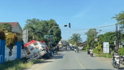 Sebuah mobil tangki berwarna merah putih terperosok miring ke dalam parit di Jalan YC Oevang Oeray, Sintang, dan bersandar di pagar kantor. (Dok. Ist)