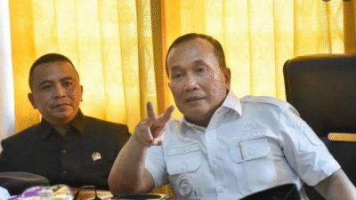 Bupati Kubu Raya Sujiwo (kanan, berseragam putih) memberikan keterangan di ruang kerjanya terkait bahaya layang-layang bagi penerbangan dan listrik. (Dok. HO/Faktakalbar.id)