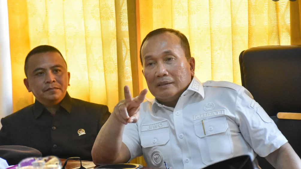 Bupati Kubu Raya Sujiwo (kanan, berseragam putih) memberikan keterangan di ruang kerjanya terkait bahaya layang-layang bagi penerbangan dan listrik. (Dok. HO/Faktakalbar.id)