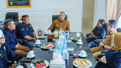 Bupati Ketapang menerima kunjungan silaturahmi Paguyuban Pasundan. Dalam pertemuan, dibahas rencana pagelaran seni Sunda dan kuliner untuk pererat keberagaman. (Dok. Alexander Wilyo)