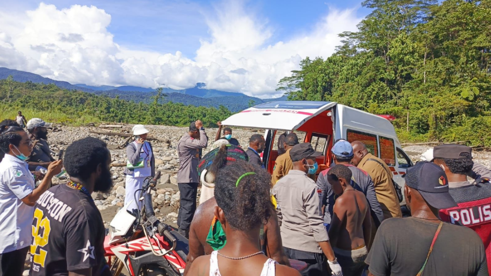 tim SAR gabungan sedang melakukan proses pencarian dan evakuasi korban banjir bandang di Nduga, Papua Pegunungan. (Dok. BNPB)