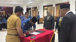 Pelantikan pejabat fungsional dan pengawas sekolah oleh Wakil Bupati Mempawah, Juli Suryadi, di Balairung Setia. (Dok. HO/Faktakalbar.id)