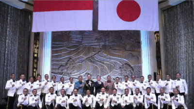 Staf Ahli Menhan Bidang Politik Mayjen TNI Helda Risman berfoto bersama para perwira TNI dan perwakilan Jepang di bawah bendera Indonesia dan Jepang, dalam acara Japan Self-Defense Force Day Reception 2025. (Dok. Kemhan RI)