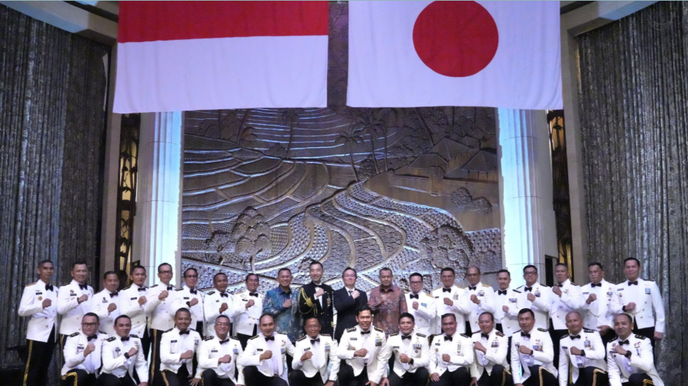 Staf Ahli Menhan Bidang Politik Mayjen TNI Helda Risman berfoto bersama para perwira TNI dan perwakilan Jepang di bawah bendera Indonesia dan Jepang, dalam acara Japan Self-Defense Force Day Reception 2025. (Dok. Kemhan RI)