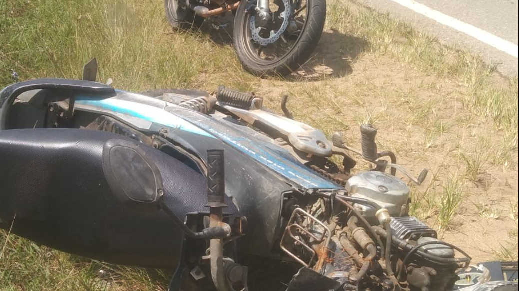 Satu unit sepeda motor yang rusak tergeletak di bahu jalan di lokasi kecelakaan lalu lintas di depan Kantor Camat Desa Sei Awan Kiri, Ketapang. (Dok. Ist)